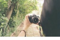 ​走在小巷里心情好的句子20字（一句描写心情的句子）