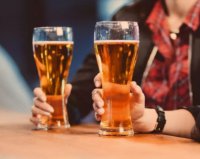 ​喝酒句子说说心情短语（一个人的夜晚独自喝酒的时候说说 独自一人饮酒的文案）