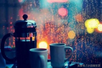 ​下雨天高速上说说文案（2018适合下雨天发朋友圈的心情说说，下雨天简单一句话