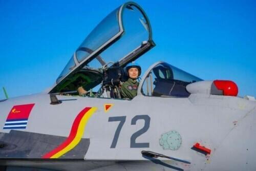 牺牲的歼15飞行员叫什么名字（歼-15飞行员为父亲圆梦）(2)