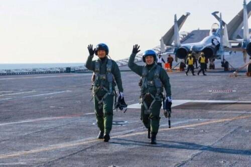 牺牲的歼15飞行员叫什么名字（歼-15飞行员为父亲圆梦）(12)