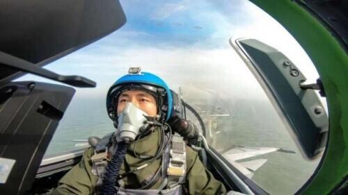 牺牲的歼15飞行员叫什么名字（歼-15飞行员为父亲圆梦）(11)