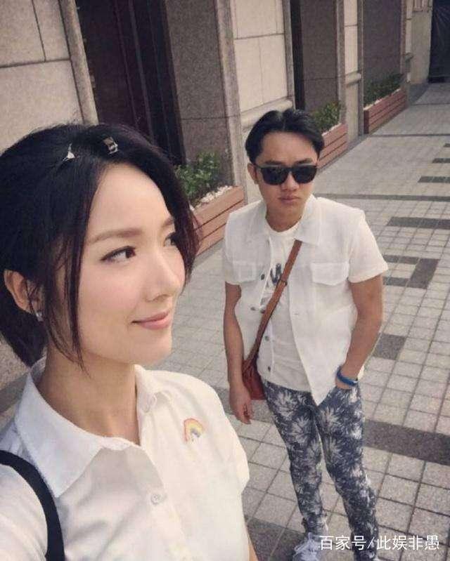 王祖蓝晒二胎女儿的名字（萌态十足惹人羡）(11)