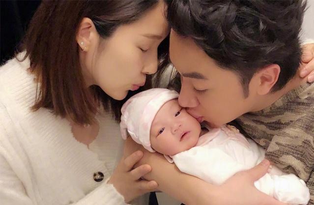 王祖蓝晒二胎女儿的名字（萌态十足惹人羡）(13)