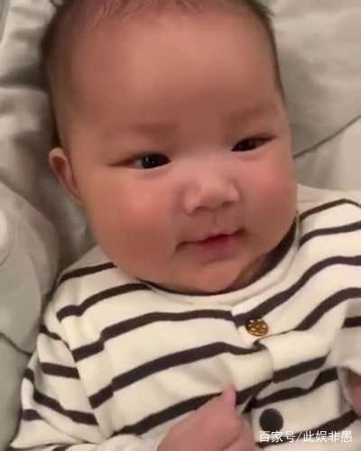 王祖蓝晒二胎女儿的名字（萌态十足惹人羡）(7)