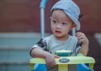 ​认真谨慎、衣妆楚楚的男孩名字